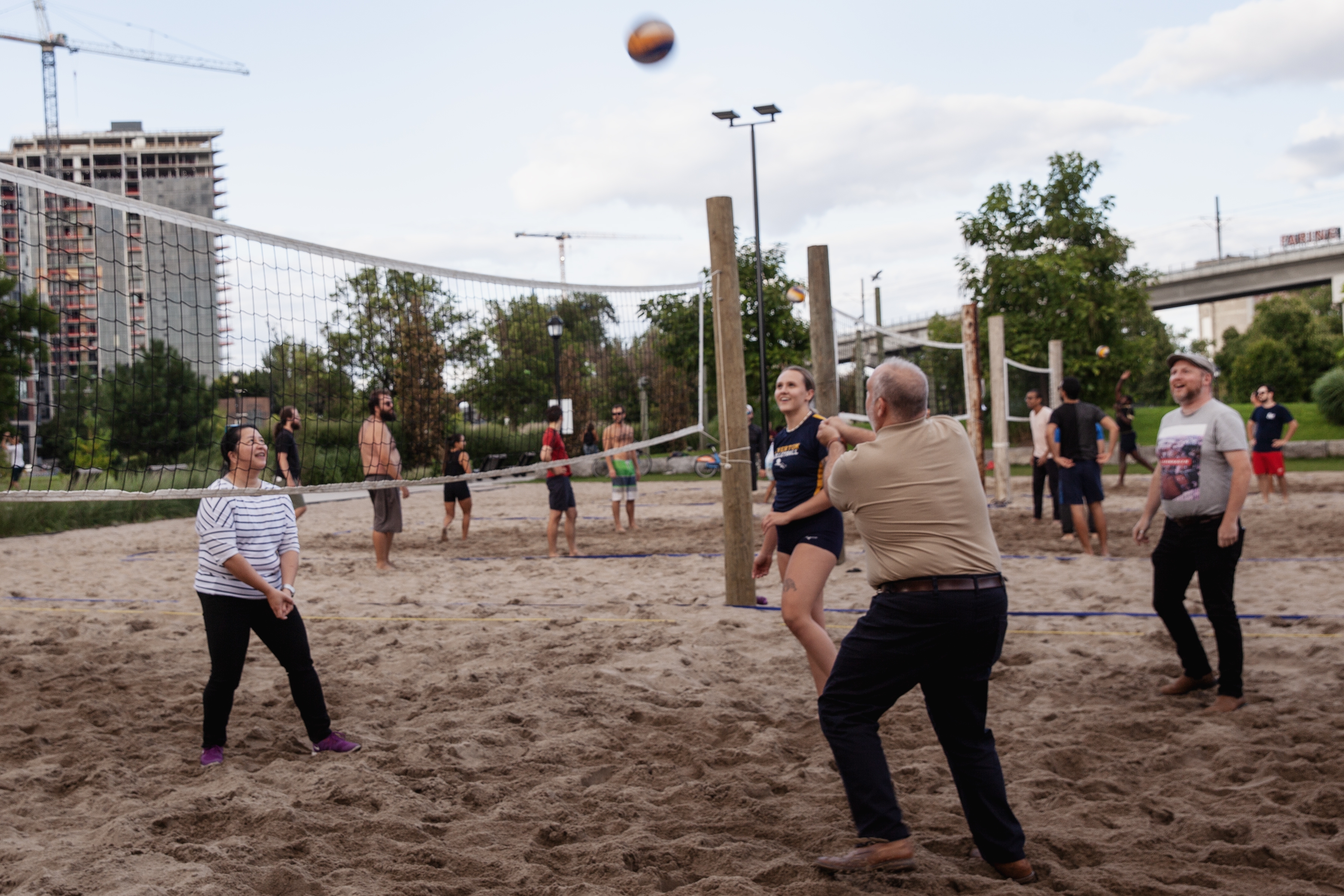 Square Saint-Patrick - Le Sud-Ouest inaugure ses premiers terrains de volleyball de plage sur les berges du canal de Lachine