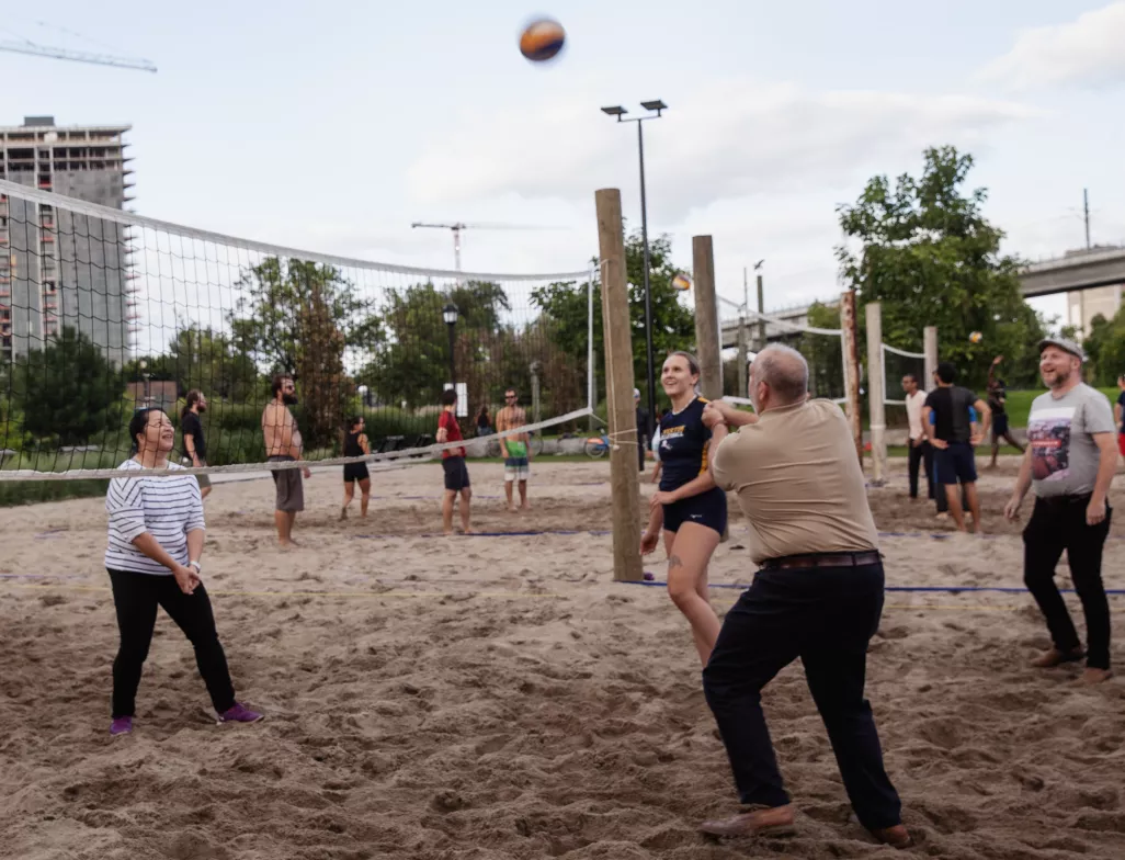 Square Saint-Patrick - Le Sud-Ouest inaugure ses premiers terrains de volleyball de plage sur les berges du canal de Lachine  En lire plus: https://www.lelezard.com/communique-21044887.html