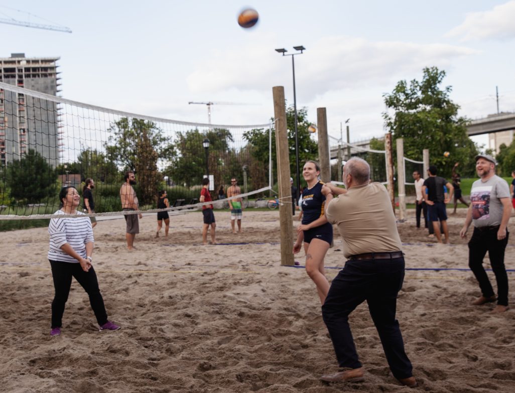 Square Saint-Patrick - Le Sud-Ouest inaugure ses premiers terrains de volleyball de plage sur les berges du canal de Lachine